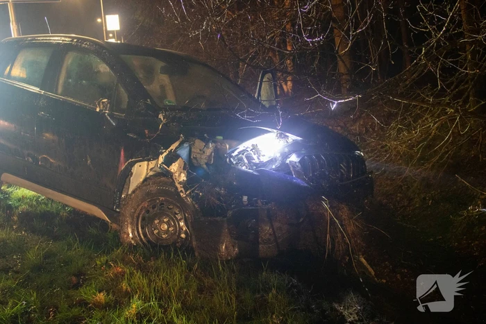 Automobilist belandt in sloot na ongeval