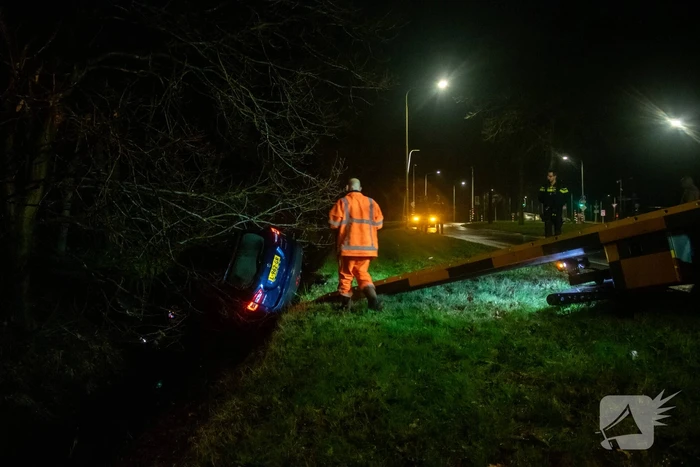 Automobilist belandt in sloot na ongeval