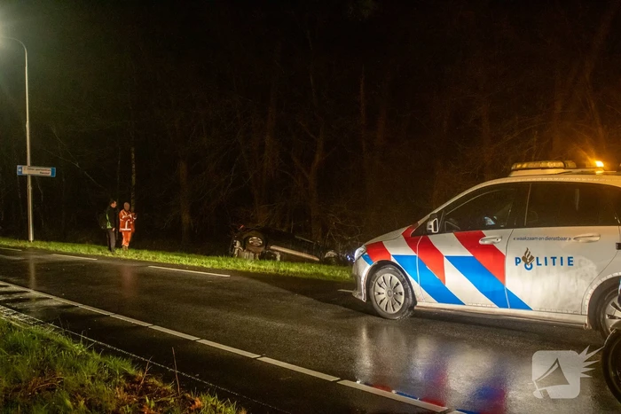 Automobilist belandt in sloot na ongeval