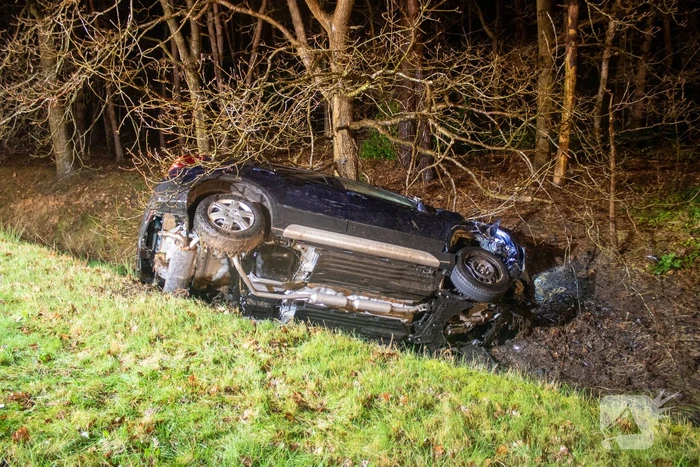 Automobilist belandt in sloot na ongeval