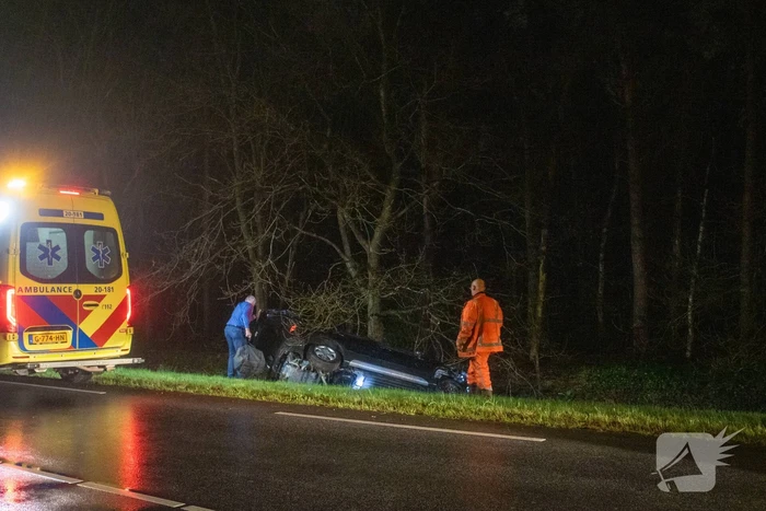 Automobilist belandt in sloot na ongeval