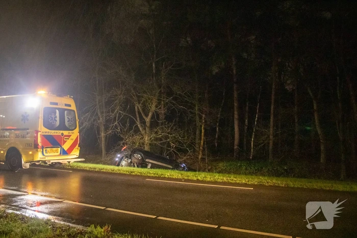 Automobilist belandt in sloot na ongeval