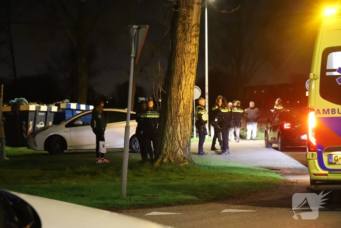 Meerdere politievoertuigen aanwezig vanwege steekincident