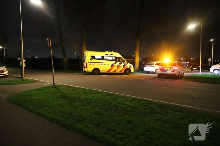 Meerdere politievoertuigen aanwezig vanwege steekincident