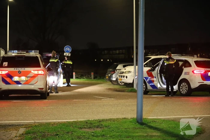 Meerdere politievoertuigen aanwezig vanwege steekincident