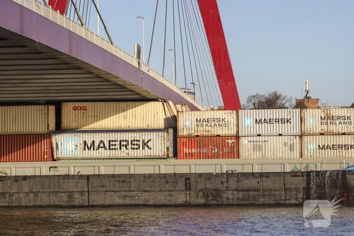 Containerschip vaart tegen Willemsbrug