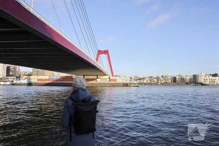 Containerschip vaart tegen Willemsbrug