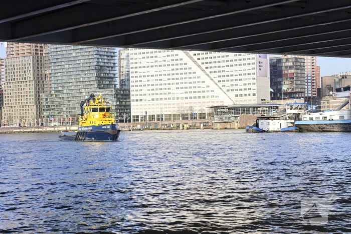 Containerschip vaart tegen Willemsbrug