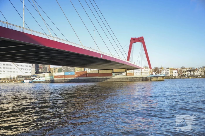 Containerschip vaart tegen Willemsbrug