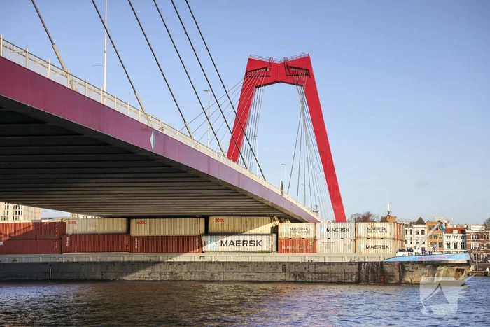 Containerschip vaart tegen Willemsbrug