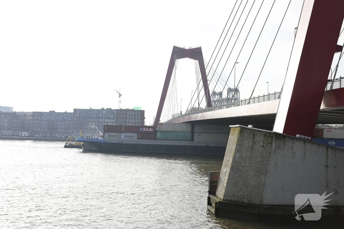 Containerschip vaart tegen Willemsbrug