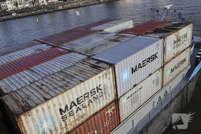 Containerschip vaart tegen Willemsbrug