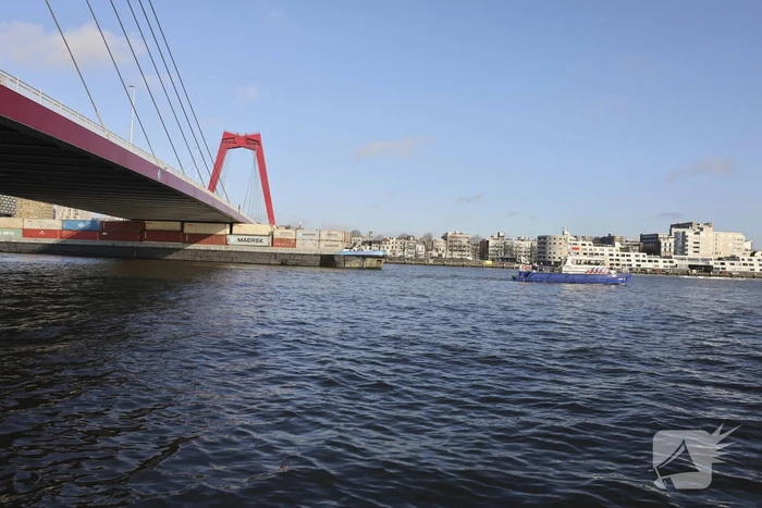 Containerschip vaart tegen Willemsbrug