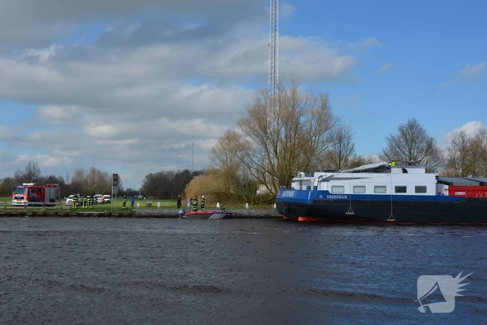 Stuurhut binnenvaartschip beschadigd na aanvaring met spoorbrug
