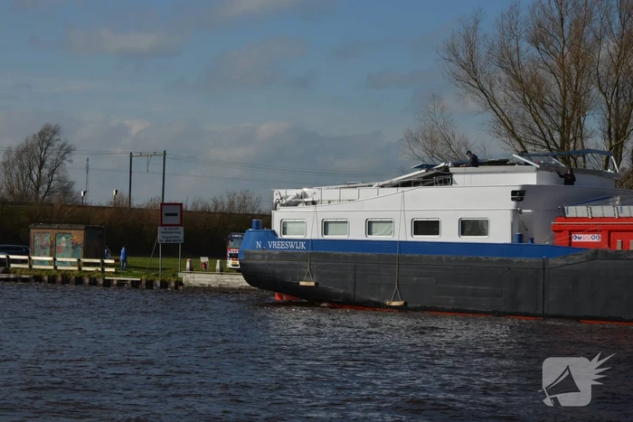 Stuurhut binnenvaartschip beschadigd na aanvaring met spoorbrug