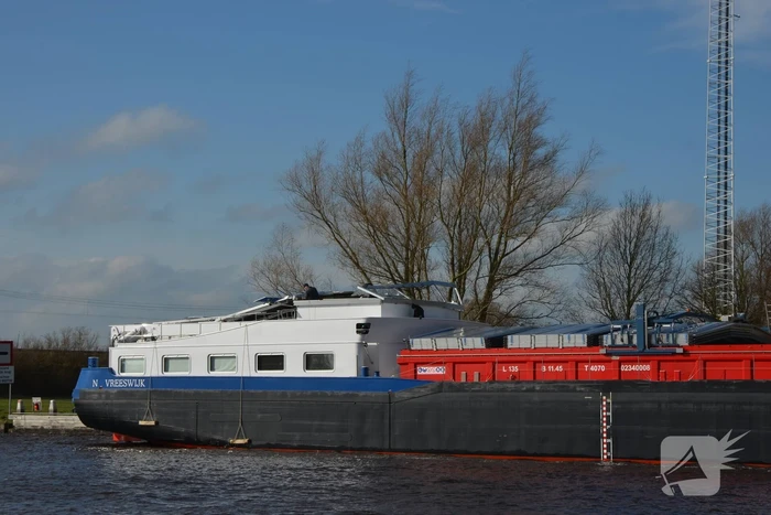 Stuurhut binnenvaartschip beschadigd na aanvaring met spoorbrug