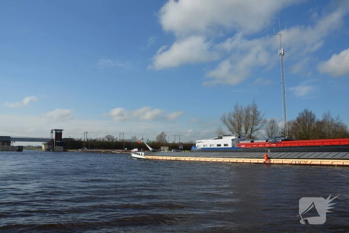 Stuurhut binnenvaartschip beschadigd na aanvaring met spoorbrug