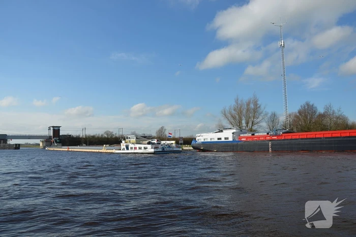 Stuurhut binnenvaartschip beschadigd na aanvaring met spoorbrug