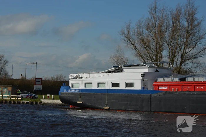 Stuurhut binnenvaartschip beschadigd na aanvaring met spoorbrug