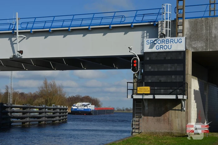 Stuurhut binnenvaartschip beschadigd na aanvaring met spoorbrug
