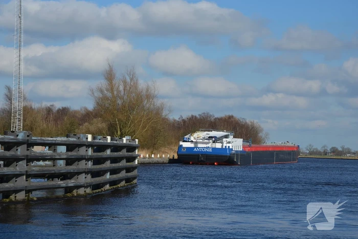 Stuurhut binnenvaartschip beschadigd na aanvaring met spoorbrug