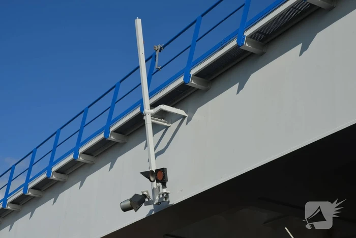 Stuurhut binnenvaartschip beschadigd na aanvaring met spoorbrug
