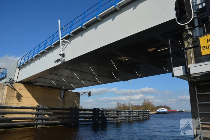 Stuurhut binnenvaartschip beschadigd na aanvaring met spoorbrug