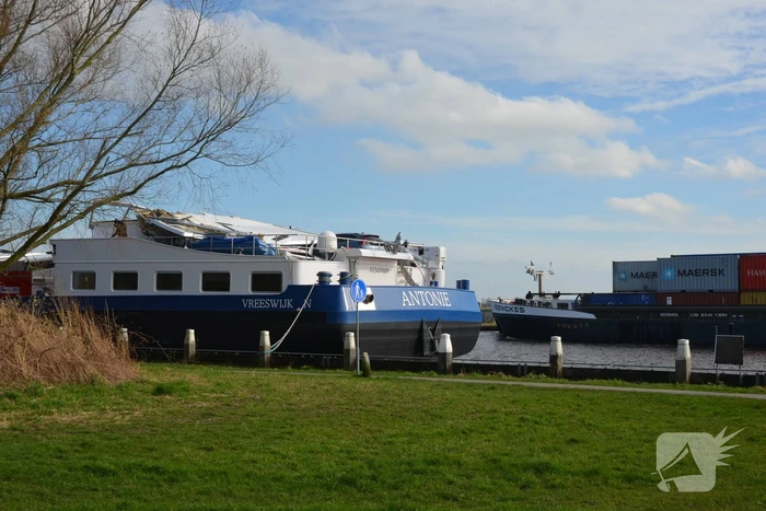 Stuurhut binnenvaartschip beschadigd na aanvaring met spoorbrug