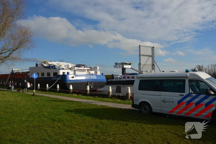 Stuurhut binnenvaartschip beschadigd na aanvaring met spoorbrug