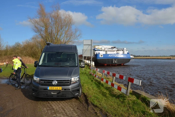 Stuurhut binnenvaartschip beschadigd na aanvaring met spoorbrug