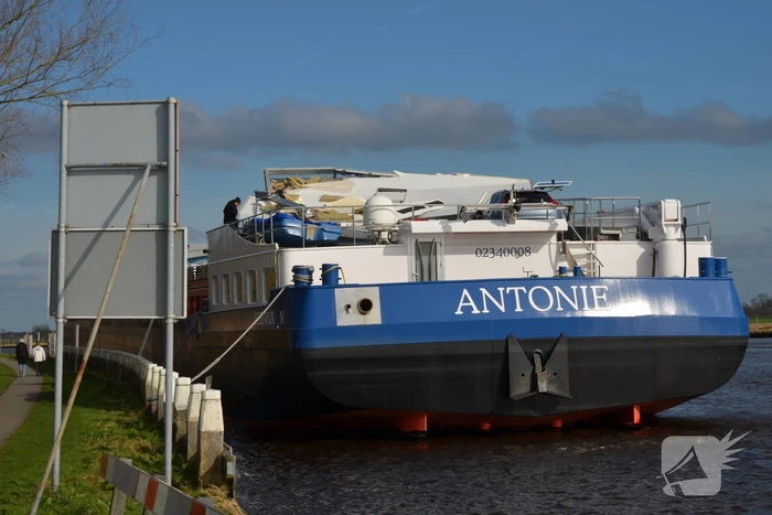 Stuurhut binnenvaartschip beschadigd na aanvaring met spoorbrug