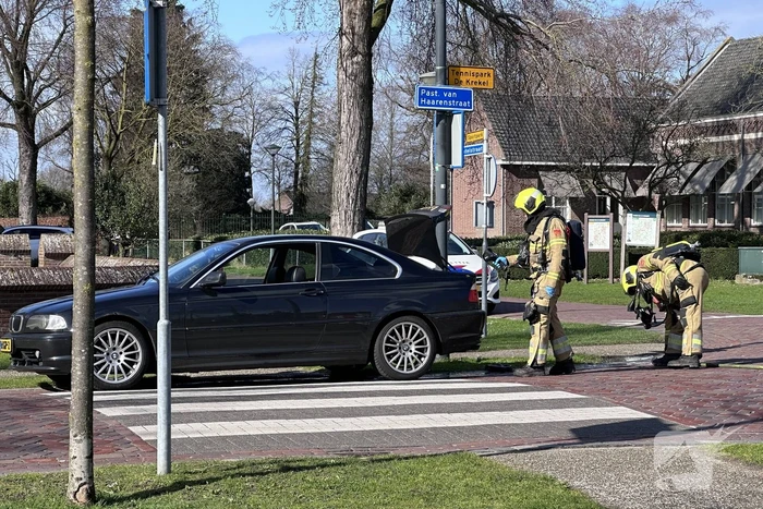 Brandweer in actie voor smeulende geur in kofferbak