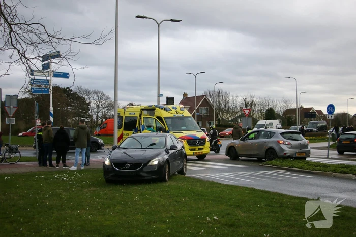 Overstekende scooterrijder aangereden door automobilist