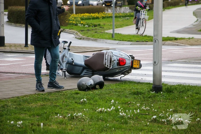 Overstekende scooterrijder aangereden door automobilist