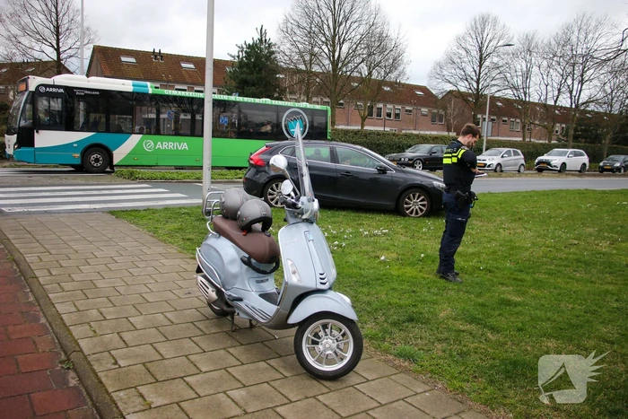 Overstekende scooterrijder aangereden door automobilist