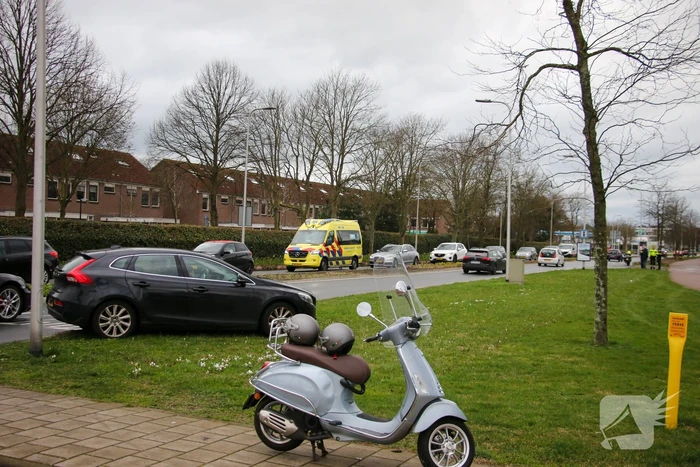 Overstekende scooterrijder aangereden door automobilist