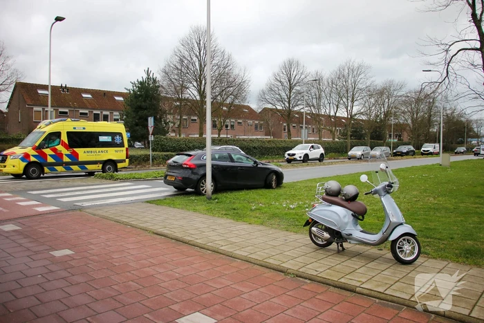 Overstekende scooterrijder aangereden door automobilist
