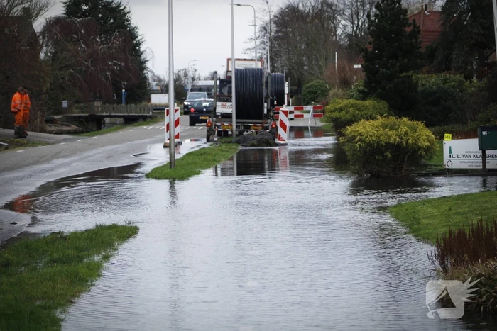 Straat onder water gelopen door kapotte waterleiding