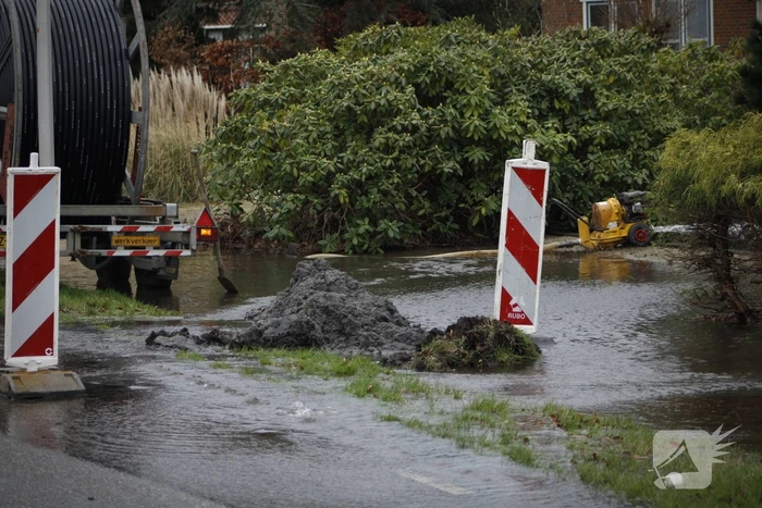 Straat onder water gelopen door kapotte waterleiding