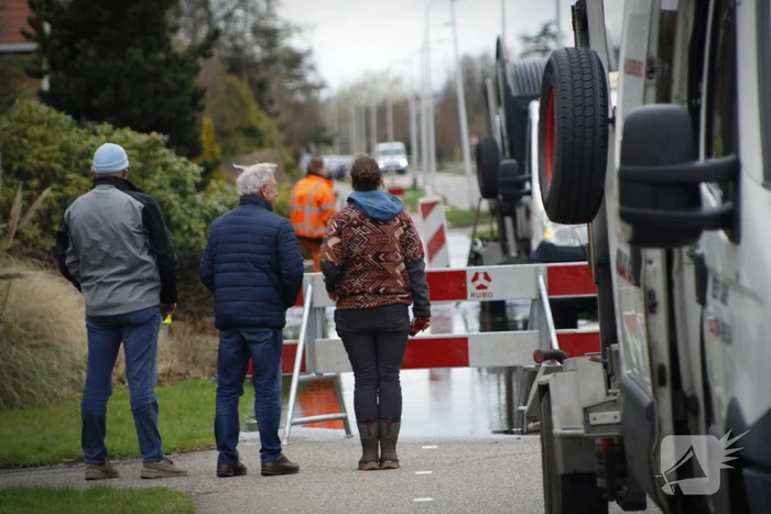 Straat onder water gelopen door kapotte waterleiding