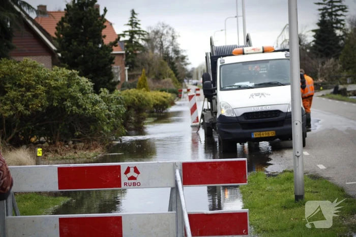 Straat onder water gelopen door kapotte waterleiding