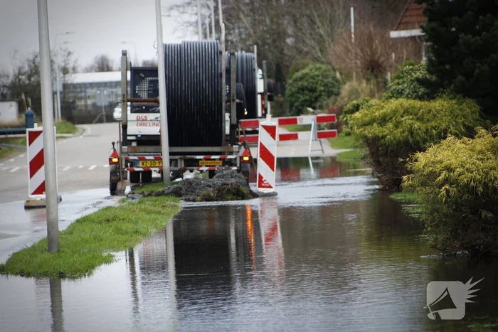 Straat onder water gelopen door kapotte waterleiding