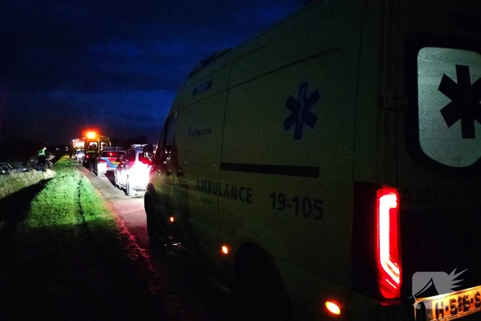 Auto belandt op zijn kop in een sloot