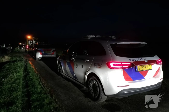Auto belandt op zijn kop in een sloot