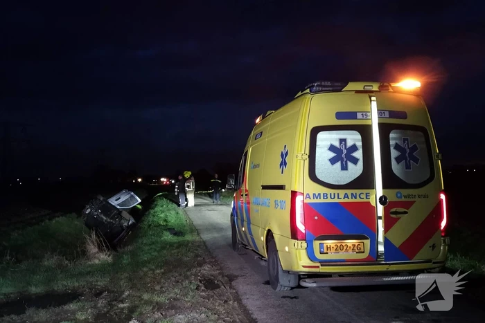 Auto belandt op zijn kop in een sloot