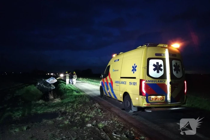 Auto belandt op zijn kop in een sloot