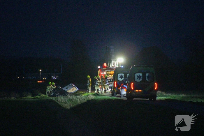 Auto belandt op zijn kop in een sloot