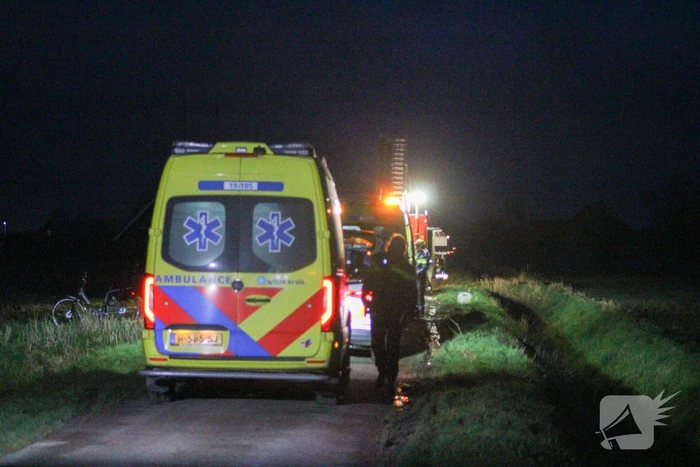 Auto belandt op zijn kop in een sloot