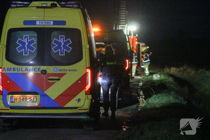 Auto belandt op zijn kop in een sloot