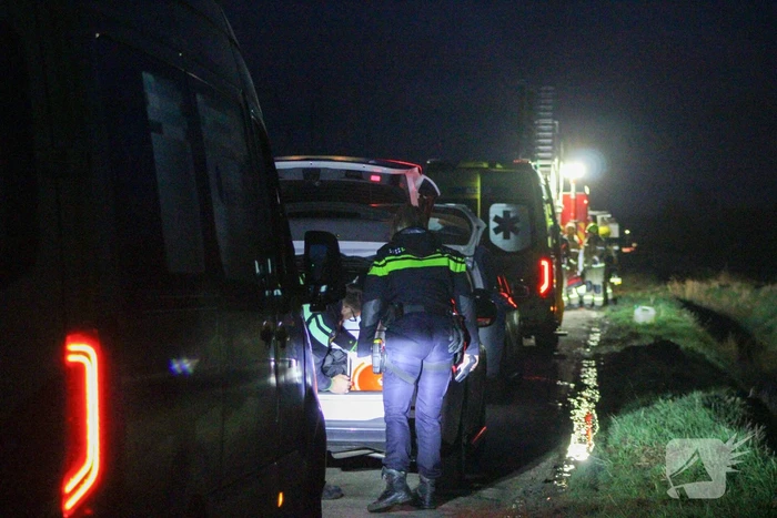 Auto belandt op zijn kop in een sloot